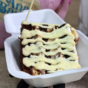 Fatia de bolo com leite ninho